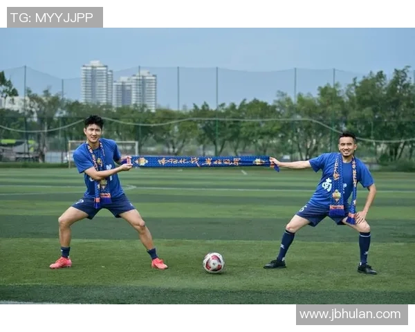 足球明星帅气亮相活动现场展现风采与魅力的精彩瞬间合集